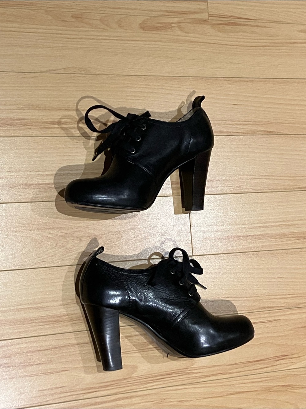 FRYE AND CO. Black Lace-Up Miranda Booties